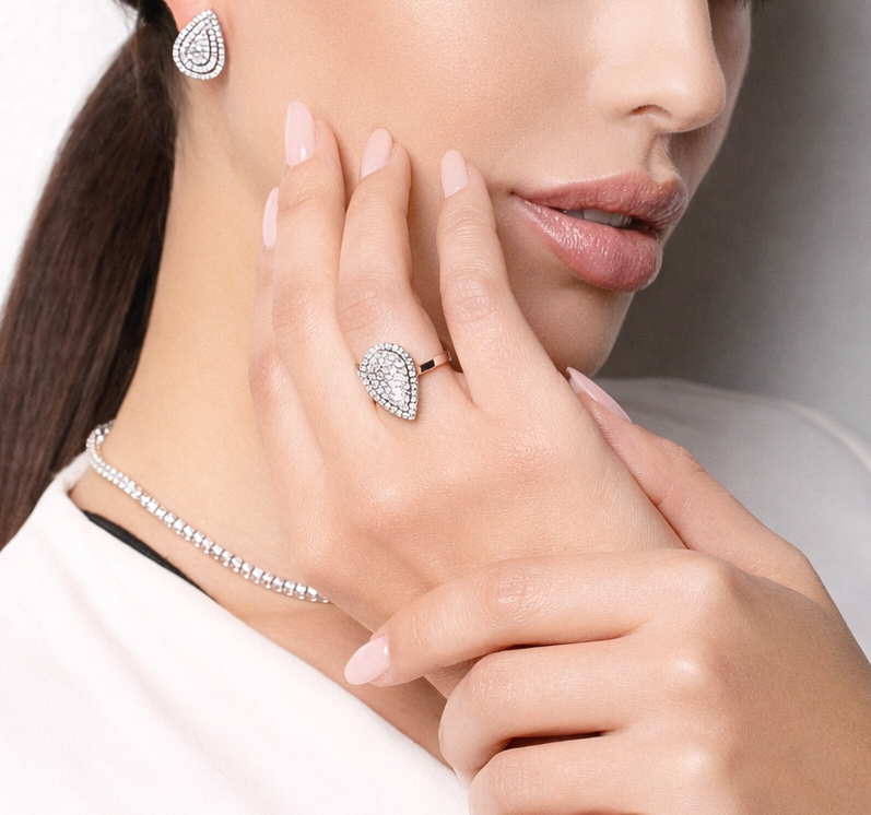 Pear Pavè Halo Ring model 